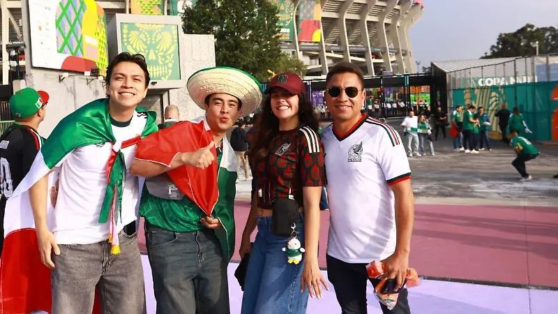 Aficionados llegan al recinto para el México vs Sudáfrica 